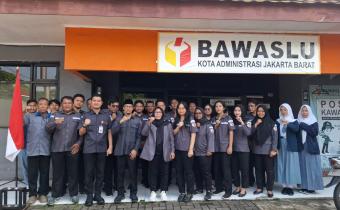 Dokumentasi berupa foto bersama pada giat apel pagi rutin (20/04) di Halaman Kantor Sekretariat Bawaslu Kota Jakarta Barat