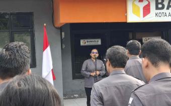 Anggota Bawaslu Kota Jakarta Barat, Anta Ovia Bancin memberikan Arahan pada Giat Apel Pagi Rutin (25/05)