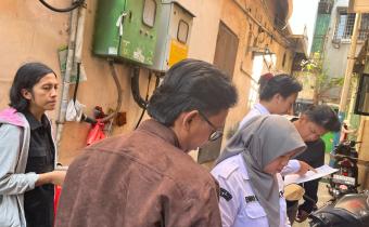 Anggota Bawaslu Kota Jakarta Barat mendampingi petugas KPU saat melakukan verifikasi langsung data pemilih kepada warga