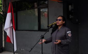 Anta Ovia Bancin (Anggota Bawaslu Kota Jakarta Barat) memimpin Apel Pagi (11/05) di Halaman Kantor Sekretariat Bawaslu Kota Jakarta Barat