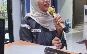 Lulu Azizah (Staf Bawaslu Kota Jakarta Barat) menyampaikan pertanyaan terkait pada Giat Ngopi Bawaslu (12/05)