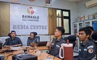 Ginanjar Pangestu Aji bertanya pertanyaan terkait pada giat Ngopi Bawaslu (12/05)