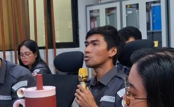 Fachrur Rozi bertanya mengenai pertanyaan terkait pada giat Ngopi Bawaslu (12/05)