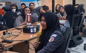 Derinah bertanya mengenai pertanyaan terkait pada giat Ngopi Bawaslu (12/05)