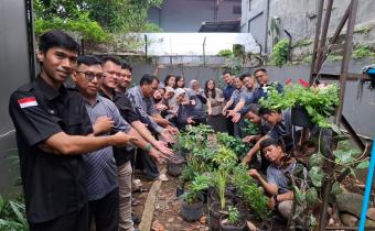 Dokumentasi Foto Bersama (12/05) Giat Menanam Pohon di Taman Belakang Bawaslu Kota Jakarta Barat