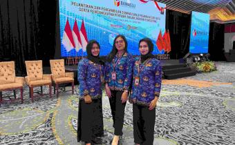 Dokumentasi Foto Bersama Tiga Srikandi Bawaslu Kota Jakarta Barat Terlantik (19/05)