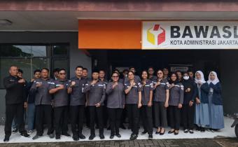 Dokumentasi Foto Bersama pada Giat Apel Rutin (25/05) di Halaman Kantor Sekretariat Bawaslu Kota Jakarta Barat