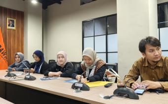 dari kiri ke kanan (Perwakilan Bawaslu Jakarta Barat; Derinah dan Lulu, Perwakilan Bawaslu Jakarta Utara; Alvi, Perwakilan Bawaslu Jakarta Timur; Mega, dan Perwakilan Bawaslu Jakarta Pusat; Jimmi)