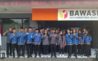 Dokumentasi Foto Bersama Upacara Peringatan Hari Lahir Pancasila (01/06) di Halaman Depan Kantor Sekretariat Bawaslu Kota Adm. Jakarta Barat