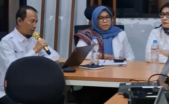 Priambodo (Kepala Sekretariat Bawaslu Kota Jakarta Barat) Menyampaikan mengenai data SDM Pegawai di Bawaslu Jakarta Barat (17/06)