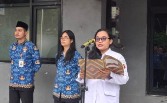 Anta Ovia Bancin, Anggota Bawaslu Kota Jakarta Barat Pengampu Divisi Hukum dan Penyelesaian Sengketa menyampaikan Sambutan Meutya Hafid (Menteri Komdigi RI) pada Upacara Peringatan Hari Kebangkitan Nasional (20/05)