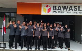 Seluruh Jajaran Bawaslu Kota Jakarta Barat berpose "Jakarta Menuju Lima Abad" (22/06)