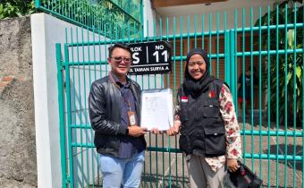 ki-ka; Reza Fajrin (Anggota KPU Kota Adm. Jakarta Barat) bersama Lulu Azizah (Staf Bawaslu Kota Jakarta Barat) bersama melakukan kegiatan Coktas di Kecamatan Kebon Jeruk (21/05)
