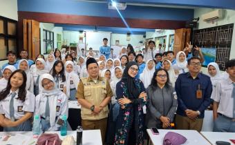 Dokumentasi Foto Bersama pada Giat Konsolidasi Demokrasi "DemokraChat" (26/05) di SMAN 65 Jakarta