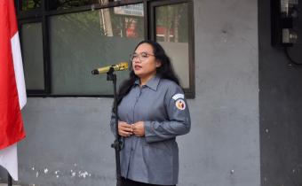 Anta Ovia Bancin selaku Anggota Bawaslu Kota Jakarta Barat pengampu divisi Hukum dan Penyelesaian Sengketa menyampaikan mengenai integritas pada Giat Apel Pagi (29/06)