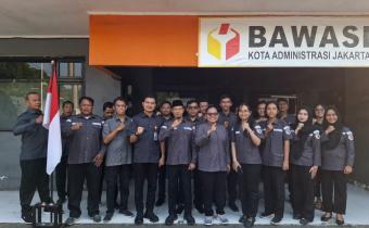Dokumentasi Foto Bersama Giat Apel Pagi Rutin (08/06) di Bawaslu Kota Jakarta Barat