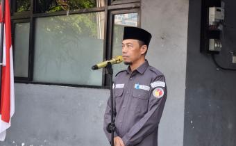Priambodo selaku Kepala Sekretariat Bawaslu Kota Jakarta Barat menyampaikan arahan pada Apel Pagi Rutin (08/06)