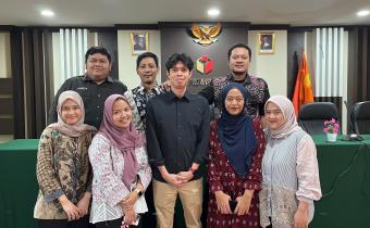 Kegiatan Dokumentasi Foto Bersama seluruh Staf Humas Bawaslu Kab/Kota se-Provinsi DKI Jakarta bersama Narasumber Nofiar Dwi Masandy Putra (16/07)