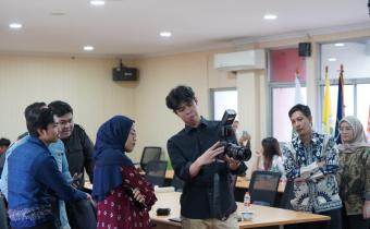 dalam foto: Lulu Azizah (Staf Humas Bawaslu Kota Jakarta Barat) dan Nofiar Dwi Massandy Putra (Narasumber dari Bawaslu RI) sedang berkoordinasi dan menjawab pertanyaan terkait mengenai etika fotografi (16/07)