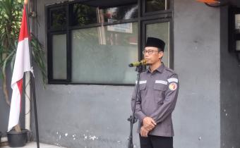 Priambodo, Kepala Sekretariat Bawaslu Kota Adm. Jakarta Barat menyampaikan amanat pada Giat Apel Pagi Rutin (20/07)