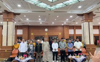 Suasana Foto Bersama pada Giat Peningkatan Etika dan Budaya Politik Dalam Berdemokrasi Kota Administrasi Jakarta Barat (09/07)