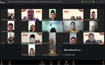 Foto Bersama pada Laporan Kinerja WFH (Work From Home) Bawaslu Kota Jakarta Barat melalui Zoom Meeting (31/07)