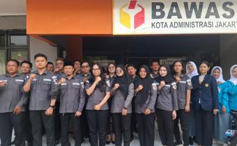 Dokumentasi berupa foto bersama seluruh jajaran Bawaslu Kota Adm. Jakarta Barat pada giat apel pagi rutin (10/08)
