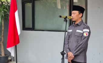 Priambodo (Kepala Sekretariat Bawaslu Kota Adm. Jakarta Barat) menyampaikan kerja-kerja strategis Bawaslu Kota Jakarta Barat pada Giat Apel Pagi Rutin (10/08)